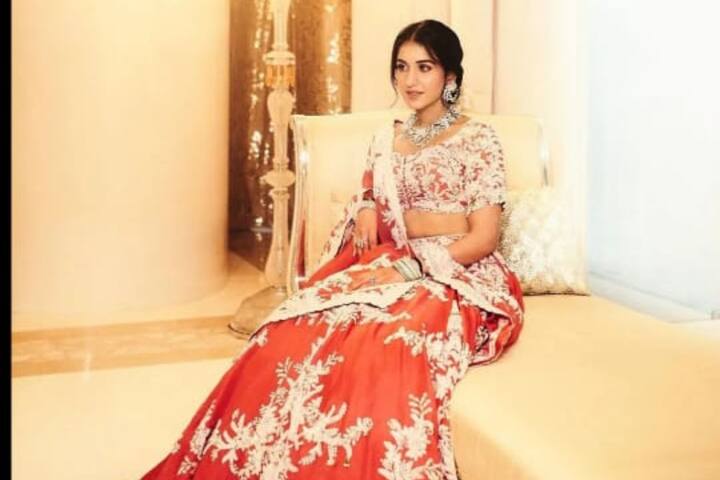 अगर आप माता पूजन के लिए कोई परफेक्ट आउटफिट खोज रही है, तो राधिका मरचेंट का यह रेड लहंगा बेस्ट ऑप्शन है.