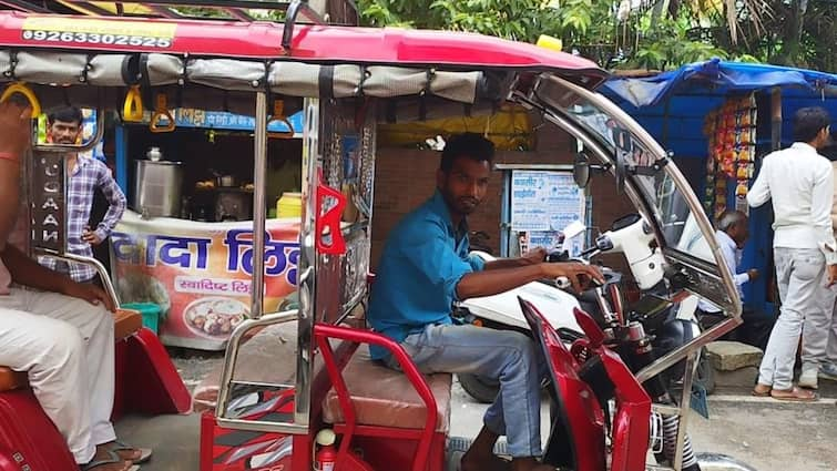 Ranchi E Rickshaw Problem Administration took action against seven thousand drivers ann रांची में 7000 ई-रिक्शा चालकों पर चला प्रशासन का डंडा, दो वक्त की रोटी कमाना भी हुआ मुश्किल