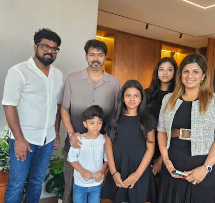 தற்போது கோட் படத்தில் பிசியாக நடித்து வருகிறார். இந்நிலையில் நடிகை ரம்பாவையும் அவர் குடும்பத்தினரையும் சந்தித்துள்ளார் விஜய்.