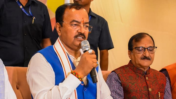 Keshav Maurya: बीजेपी में लखनऊ से लेकर दिल्ली तक माहौल गर्म है. केशव प्रसाद मौर्य ने कहा कि संगठन सरकार से बड़ा होता है और इस बयान के बाद सीएम योगी संग उनकी तकरार को लेकर चर्चाएं और तेज हो गई.