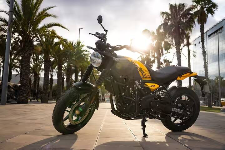 આ નવી Royal Enfield Guerrilla બજારમાં આ 450 cc એન્જિન સેગમેન્ટમાં એક મોંઘી બાઇક છે.