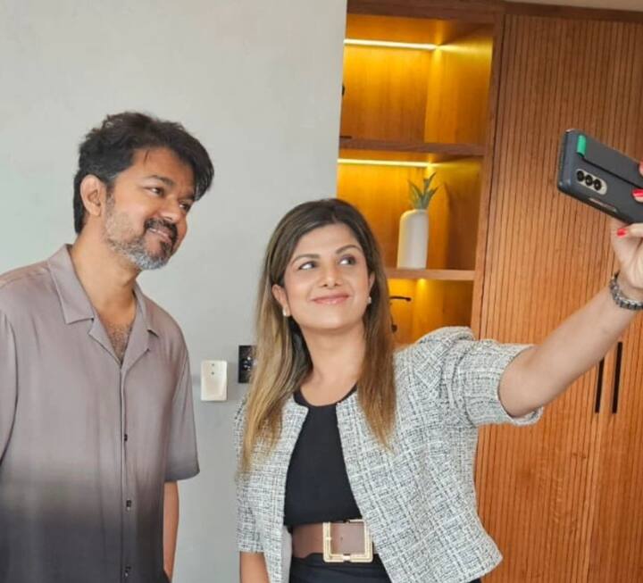 குடும்பத்துடன் எடுத்த புகைப்படத்தையும் விஜய்யுடன் எடுத்த செல்ஃபி புகைப்படத்தையும் ரம்பா இன்ஸ்டாவில் பகிர்ந்துள்ளார்.