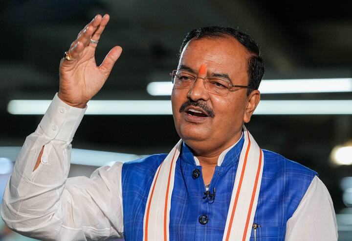 केशव प्रसाद मौर्य दिल्ली में जेपी नड्डा से तब मिले जब यूपी बीजेपी में सब कुछ ठीक नहीं माना जा रहा है. हालिया बयानों और सियासी घटनाक्रमों के आधार पर कयास लगाए गए कि टसल (झगड़ा) चल रही है. हालांकि, यह प्रत्यक्ष तौर पर नहीं नजर आई. दरअसल, हाल ही में लखनऊ में बीजेपी की अहम बैठक में केपी मौर्य ने कहा था, 