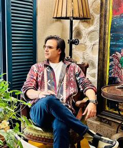 10 साल की उम्र में पिता ने बना दिया था सेल्समैन, बेचता था परफ्यूम, फ्लॉप हुआ तो खोल दी अपनी कंपनी, आज अरबपति है ये एक्टर