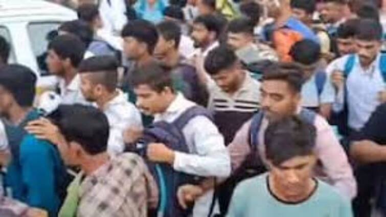 25,000 Aspirants For Jobs Paying ₹ 22,000: A Mumbai Stampede Scare ஸ்தம்பித்த விமான நிலையம்.. ஏர் இந்தியா சுமைப் பணிக்கு குவிந்த பட்டதாரி இளைஞர்கள்