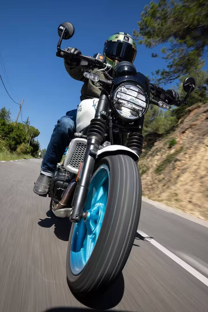 આ નવી રૉડસ્ટર બાઇકને આસિસ્ટ અને સ્લિપ ક્લચ સાથે 6-સ્પીડ ગિયરબૉક્સ સાથે જોડવામાં આવી છે