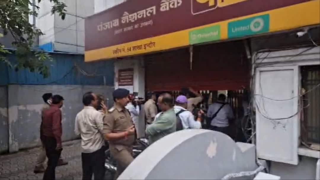 Indore PNB Bank Loot 7 lakh rupees Robbery Punjab National Bank in MP ann PNB में फिल्मी अंदाज में लूट, फायरिंग कर कैशियर से मांगे पैसे, CCTV में कैद हुआ लुटेरा