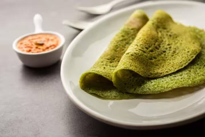 હવે એક મોટા વાસણમાં ચણાનો લોટ, પાલકની પેસ્ટ, હળદર પાવડર, લાલ મરચું પાવડર, જીરું, ધાણાજીરું, ડુંગળી, મીઠું અને લીલું મરચું ઉમેરીને સારી રીતે બેટર તૈયાર કરો.
