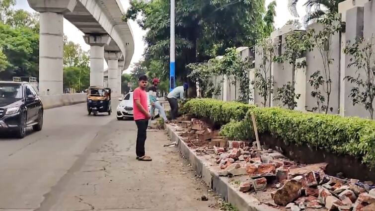 IAS Pooja Khedkar Controversies Family bungalow Encroachment on Footpath Removed After Pune Nagar Nigam Notice ट्रेनी IAS पूजा खेडकर के बंगले के पास से हटा अतिक्रमण, नगर निगम ने दिया था नोटिस