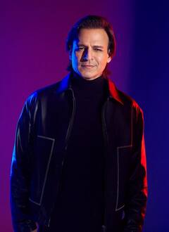 10 साल की उम्र में पिता ने बना दिया था सेल्समैन, बेचता था परफ्यूम, फ्लॉप हुआ तो खोल दी अपनी कंपनी, आज अरबपति है ये एक्टर