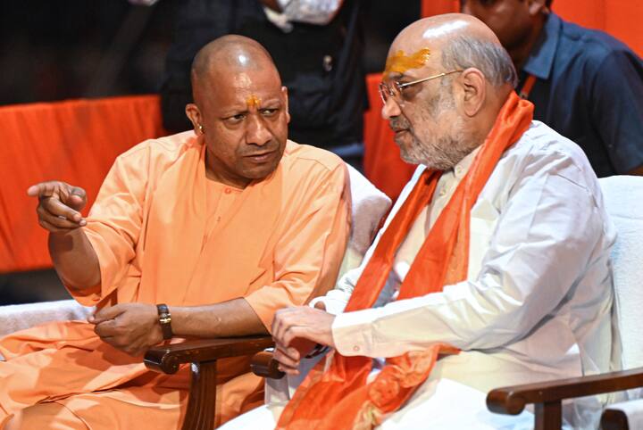 सीएम योगी आदित्यनाथ ने हाल में ही कहा था कि अधिक आत्मविश्वास कभी-कभी हार की वजह बनते हैं, लेकिन कार्यकर्ताओं को बैकफुट में जाने की जरुरत नहीं. सीएम योगी के इस बयान पर तंज कसते हुए अखिलेश यादव ने कहा कि कोई मुख्यमंत्री कह रहे हैं कि बैकफुट पर जाने की जरूरत नहीं है, जो उछल-कूद कर रहे हैं वो बैठा दिये जाएंगे.