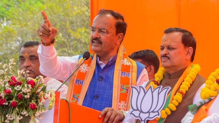 यूपी के डिप्टी सीएम केशव प्रसाद मौर्य बीते रोज मंगलवार को दिल्ली आए. उन्होंने भाजपा के जेपी नड्डा से मुलाकात की. इसके बाद उन्होंने यूपी बीजेपी की भूपेंद्र चौधरी से भी मुलाकात की. हालांकि, किस मसले पर बातचीत हुई यह कुछ पता नहीं चल पाया, लेकिन इस मुलाकात के कई मायने निकाले जा रहे हैं.