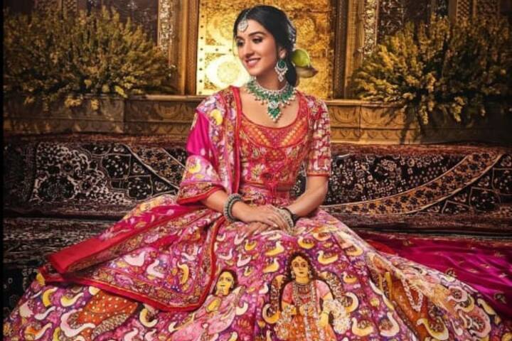 फेरे के वक्त आप राधिका मरचेंट का ये घेरदार लहंगा ट्राई कर सकती है. यह आपकी खूबसूरती में चार चांद लगा देगा.