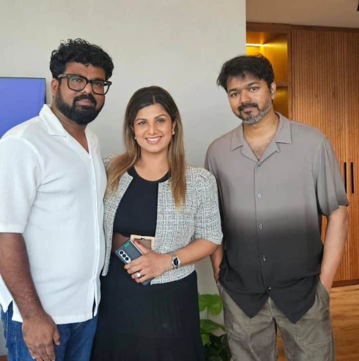கோலிவுட்டின் உச்ச நட்சத்திரமான நடிகர் விஜய், அரசியலிலும் கால் பதித்துவிட்டார். தமிழக வெற்றி கழகத்தின் தலைரான இவர் சமூகத்தில் நடக்கும் பிரச்சினைகளுக்கு எதிராக அவ்வப்போது அறிக்கை வெளியிட்டு வருகிறார்.
