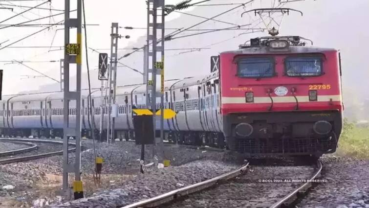 Reduction of Stops for Visakha Chennai Narayanadri Express Miryalaguda Nadikudi and Pudugadas Halts have been Removed Trains News : తెలుగు రాష్ట్రాల ప్రజలకు చేదువార్త, మూడు కీలక స్టేషన్లలో ఎక్స్‌ప్రెస్‌లు ఇక ఆగవు!