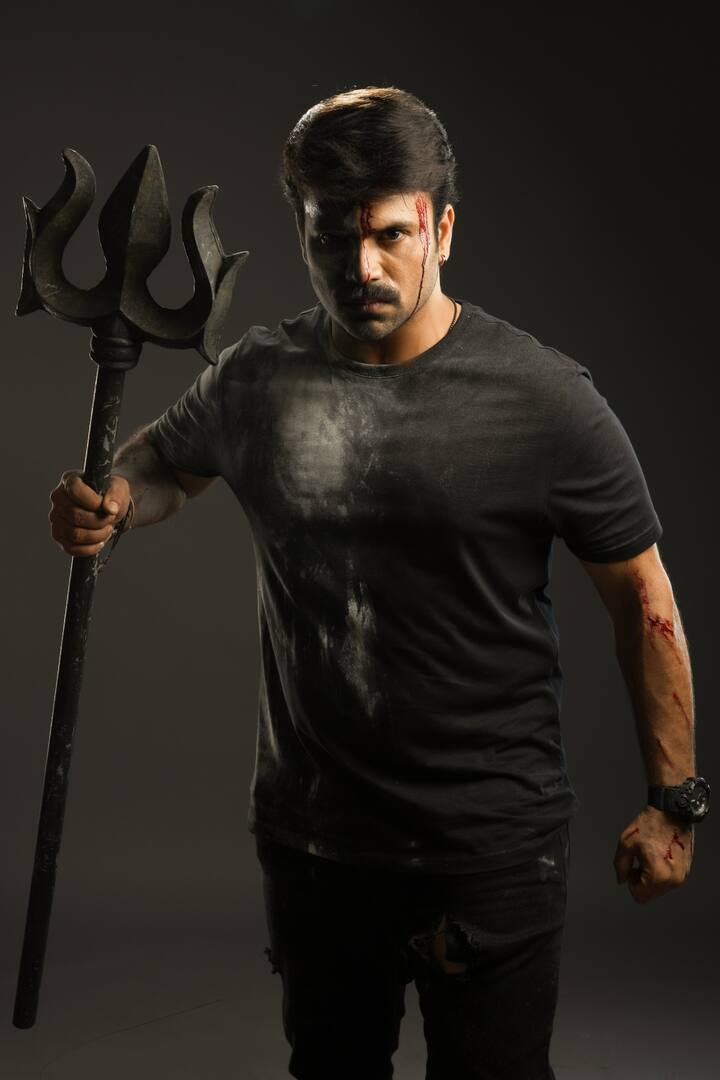 వైవిధ్యమైన కథతో, ఉన్నత సాంకేతిక విలువలతో 'శివం భజే' రూపొందుతోందని నిర్మాత మహేశ్వర్ రెడ్డి తెలిపారు. ఆల్రెడీ విడుదలైన ఫస్ట్ లుక్, టీజర్, ఇతర ప్రచార చిత్రాలకు వచ్చిన అద్భుతమైన స్పందన తనకు ఎంతో సంతోషాన్ని కలిగించిందని చెప్పారు.