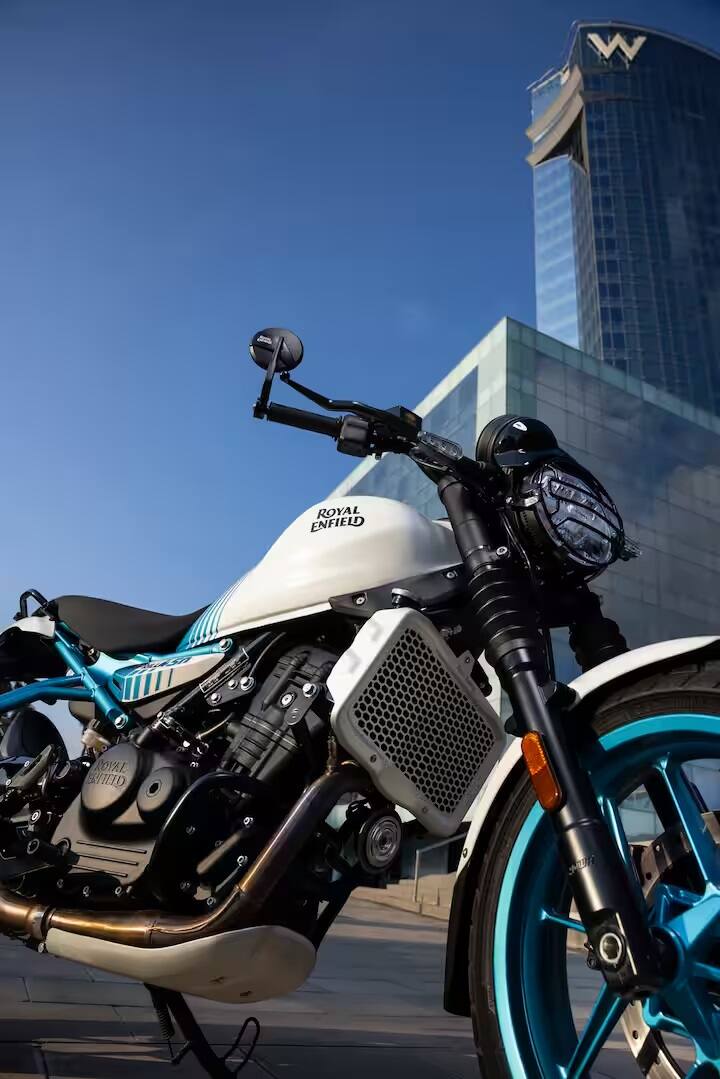 એનાલૉગ સ્મોક સિલ્વર અને પ્લેયા ​​બ્લેક હશે. આ વેરિઅન્ટમાં TFT ક્લસ્ટર નથી જ્યારે Playa બ્લેકમાં TFT ડિસ્પ્લે છે. ફ્લેશ વેરિઅન્ટમાં યલો રિબન અને બ્રાવા બ્લૂ જેવા ટોપ ફિચર્સ આપવામાં આવ્યા છે.