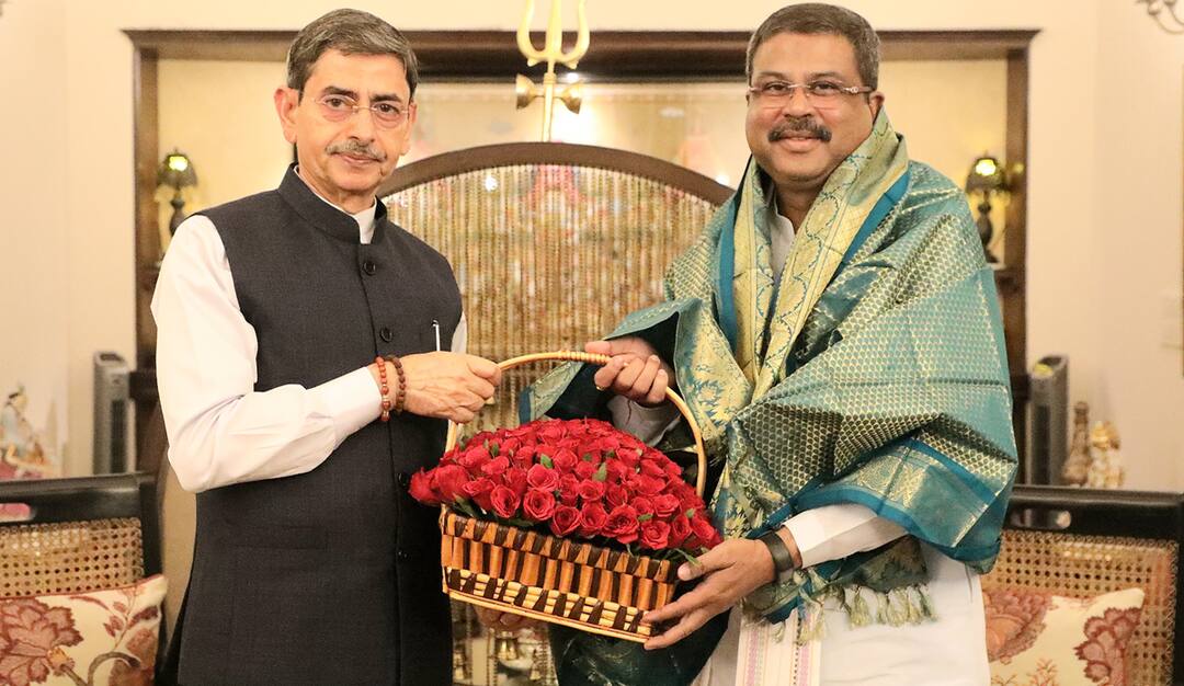 தேசிய கல்விக்கொள்கை, நீட் தேர்வுக்கு எதிராக தமிழக அரசு! மத்திய கல்வி அமைச்சருடன் ஆளுநர் பேசியது என்ன?