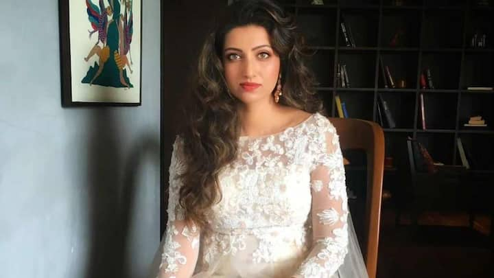 Hamsa Nandini Photos: టాలీవుడ్ లో హీరోయిన్ గా కన్నా స్పెషల్ సాంగ్స్ లో వెలిగిన హంసానందిని రీఎంట్రీ కోసం ఎదురుచూస్తోంది. సోషల్ మీడియాలో యాక్టివ్ గా ఉండే హంసా లేటెస్ట్ ఫొటోస్ షేర్ చేసింది....