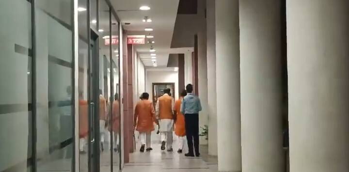 जेपी नड्डा से केपी मौर्य की इस मुलाकात के बाद सोशल मीडिया प्लेटफॉर्म्स पर कुछ फोटो और वीडियो भी सामने आए. इनमें केपी मौर्य कुछ लोगों के साथ बैठक के बाद जेपी नड्डा के कमरे से बाहर निकलते हुए नजर आए. इस बीच, कुछ मीडिया वालों ने उन्हें आवाज दी मगर वह नहीं पलटे. धीमी चाल में केपी मौर्य और उनके साथी आगे बढ़ गए.