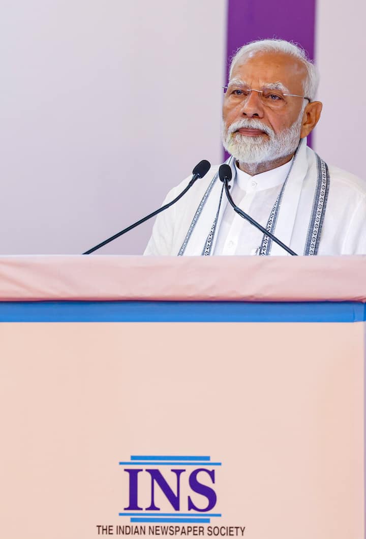 मीडिया से बातचीत के दौरान शंकराचार्य ने दावा किया कि वह पीएम नरेंद्र मोदी का अच्छा ही सोचते हैं.