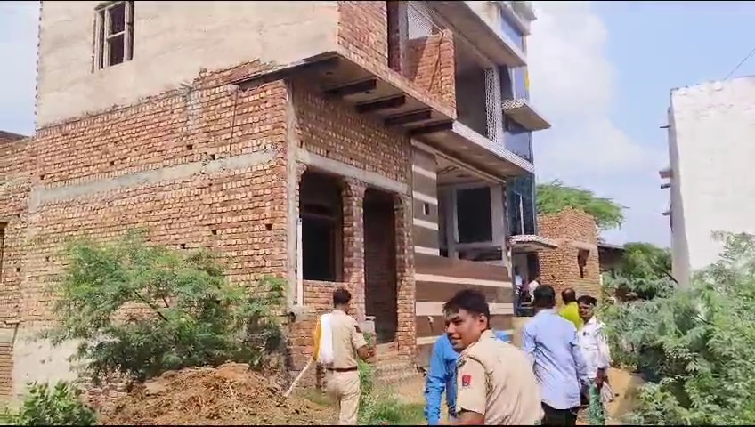 Rajasthan: डीग में इनामी साइबर ठग के तीन मंजिला मकान पर चला बुलडोजर, पुलिस की पकड़ से अब तक है दूर