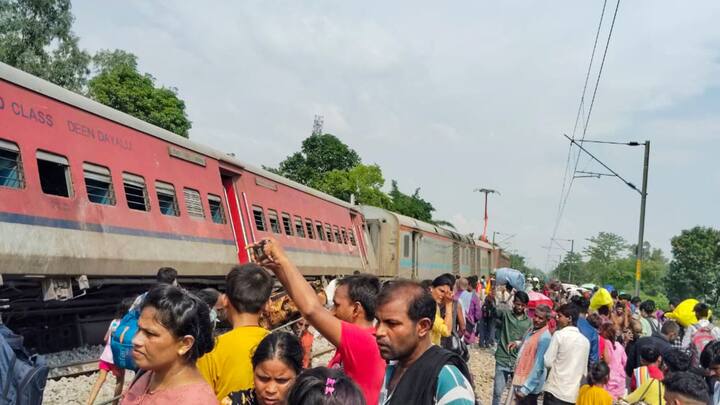 দুর্ঘটনাগ্রস্ত ওই ট্রেনের এক যাত্রী অল্পের জন্য রক্ষা পেয়েছেন। সংবাদমাধ্যমে তিনি জানান, অল্পের জন্য বেঁচে ফিরলাম। আমি যে বেঁচে রয়েছি, এটা মিরাকল ছাড়া অন্য কিছু নয়।