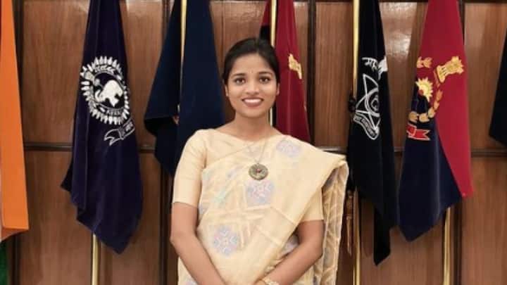 তাঁর ঠাকুমা পেশায় একজন শিক্ষিকা হওয়ার সুবাদে অনেক ছোট বয়স থেকেই অংশিকার উপযুক্ত শিক্ষাগ্রহণের উপর জোর দিতেন।    ছবি- ইনস্টাগ্রাম