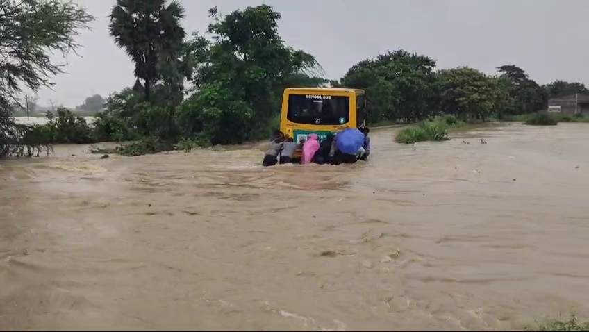 Eluru News: వాగులో కొట్టుకుపోయిన కారు - రక్షించాలంటూ బాధితుల హాహాకారాలు, స్థానికుల సాయంతో సేఫ్‌గా ఒడ్డుకు చేర్చిన పోలీసులు