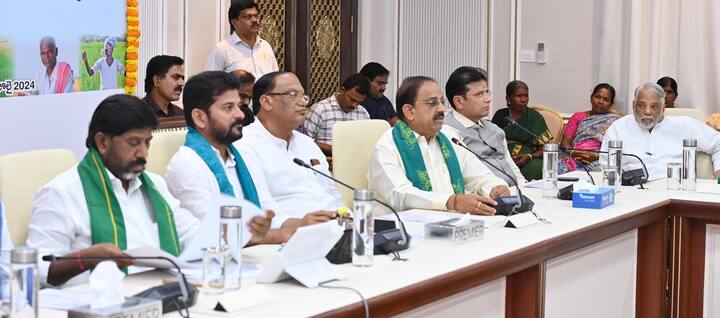 తెలంగాణలో రైతు రుణమాఫీ కార్యక్రమాన్ని సీఎం రేవంత్ రెడ్డి ప్రారంభించారు. అనంతరం రుణమాఫీ పొందిన వివిధ జిల్లాల రైతులతో వీడియో కాన్ఫరెన్స్ లో సీఎం రేవంత్ రెడ్డి ముఖాముఖి నిర్వహించారు.