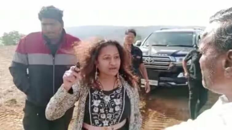 IAS officer mother arrested for threatening farmers at gunpoint in Pune - TNN புனேவில் துப்பாக்கியை காட்டி விவசாயிகளை மிரட்டிய ஐஏஎஸ் அதிகாரியின் தாயார் அதிரடி கைது
