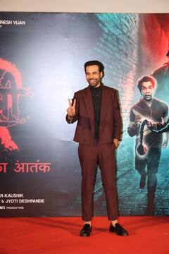 लाल साड़ी, माथे पर बिंदी.... 'स्त्री 2' के ट्रेलर लॉन्च में देसी नारी बनकर पहुंचीं श्रद्धा कपूर, गमछा डाले दिखे पंकज त्रिपाठी, देखें तस्वीरें