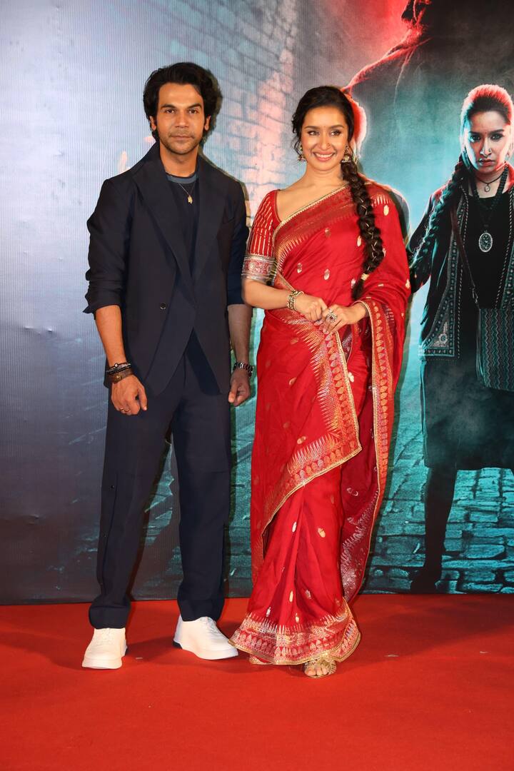 'स्त्री 2' के लीड एक्टर राजकुमार राव ट्रेलर लॉन्च के दौरान ब्लू सूट के साथ व्हाइट स्नीकर्स पहने दिखे. उन्होंने श्रद्धा के साथ पोज भी दिए.