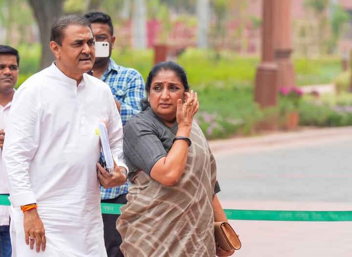 आम चुनाव 2024 के बाद यह पहला मौका रहा, जब सुनेत्रा पवार और शरद पवार की भेंट से जुड़ी बात सामने आई. दोनों की मुलाकात एक घंटे चली.