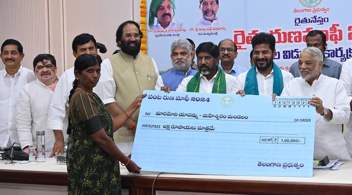 రైతు లబ్ధిదారులకు రుణమాఫీకి సంబంధించిన చెక్కులను పంపిణీ చేస్తున్న సీఎం రేవంత్ రెడ్డి