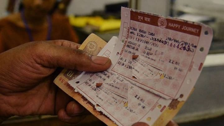 क्योंकि रेलवे के नियमों के मुताबिक जनरल टिकट से सफर करने वालों के लिए 199 किलोमीटर की दूरी के सफर के लिए 3 घंटे से पहले का टिकट होगा. तो वह अमान्य माना जाएगा और ऐसी स्थिति में आपको जुर्माना देना पड़ सकता है.