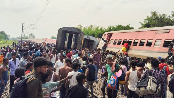 ঘটনাস্থল থেকে যে ছবি এবং ভিডিও সামনে এসেছে, তাতে লাইনের উপর বসে থাকতে দেখা গিয়েছে যাত্রীদের অনেককে। ব্যাগপত্র সব জড়ো করা রয়েছে লাইনের উপরই।