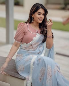 Anchor Sravanthi: చీరలో యాంకర్ స్రవంతి- ముసి ముసి నవ్వులతో మెస్మరైజ్