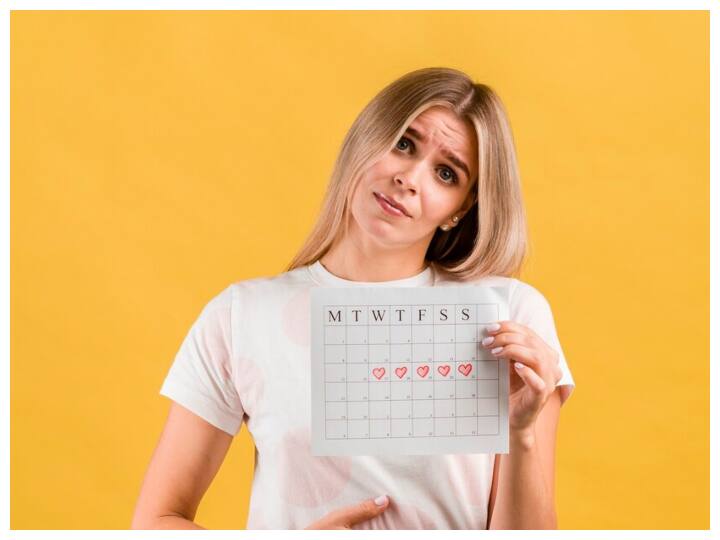 तली-भुनी चीजें : समोसे, पकौड़े और चिप्स जैसे तली-भुनी चीजों में बहुत तेल होता है. इन्हें खाने से पेट में सूजन और दर्द हो सकता है. इसलिए पीरियड्स के दौरान इनसे बचें.