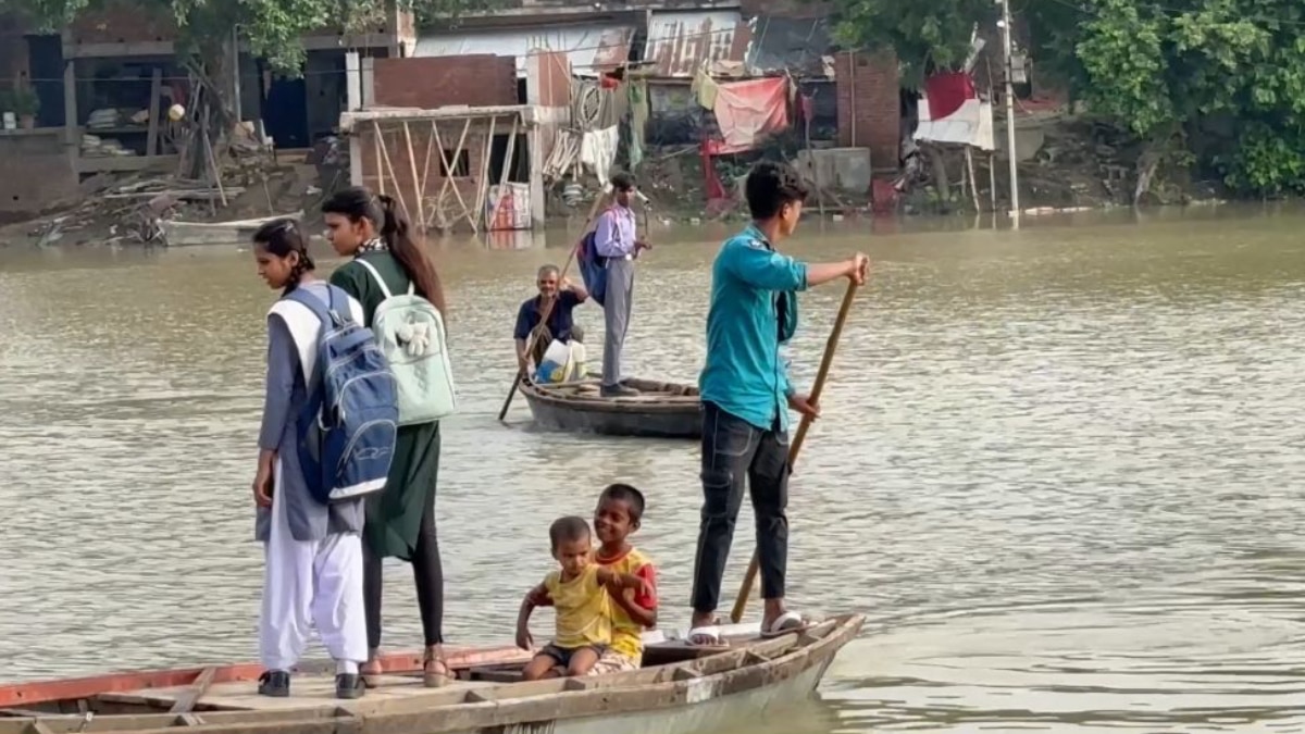 गोरखपुर के इस गांव में राप्ती नदी ने मचाई तबाही, नाव से स्कूल जा रहे बच्चे