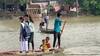 गोरखपुर के इस गांव में राप्ती नदी ने मचाई तबाही, नाव से स्कूल जा रहे बच्चे