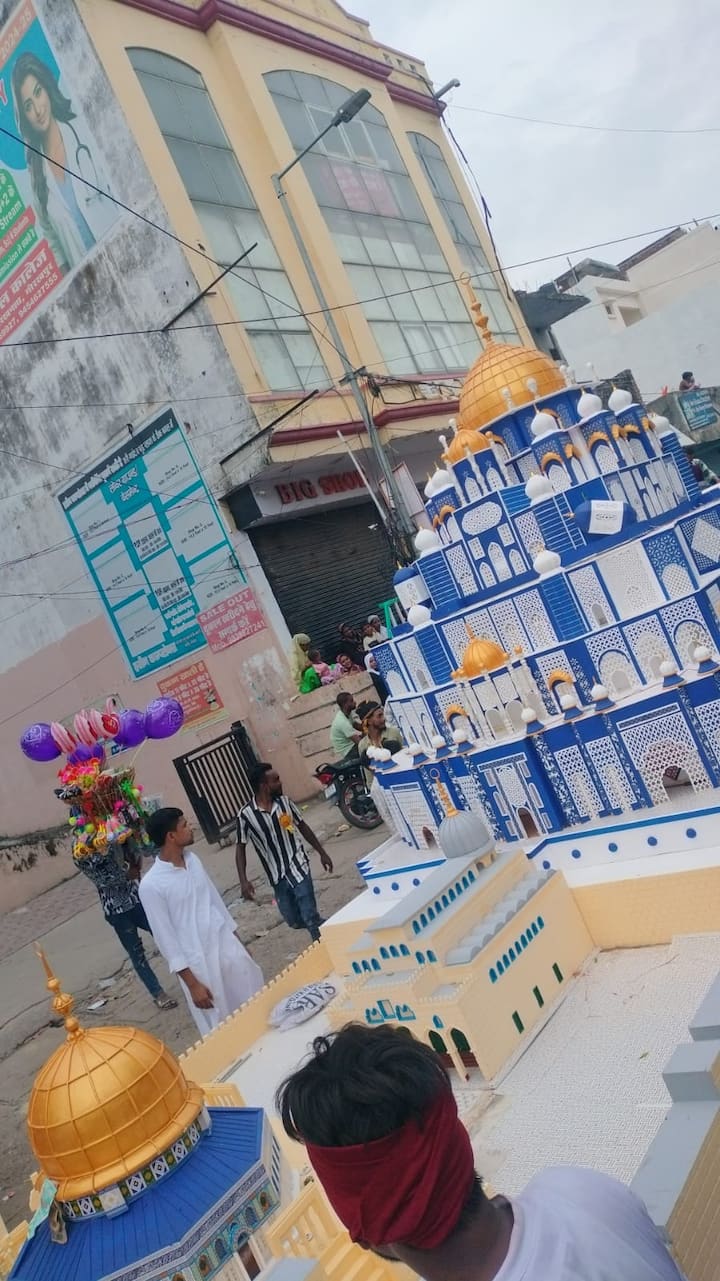 इमाम चौकों पर रखे गए छोटे-छोटे ताजिया दिन में ही कर्बला में दफ़न कर दिए गए जबकि बड़े ताजियों के जुलूस सारी रात सड़कों पर दिखाई दिए. देर रात निकलने वाली लाइन की ताजिया का जुलूस मुख्य आकर्षण का केंद्र रहा. यह जुलूस गोलघर, घंटाघर, रेती, नखास, बक्शीपुर, होते हुए वापस इमाम चौकों पर गया. सभी इमाम चौकों से जुलूस निकलकर बक्शीपुर पहुंचे.