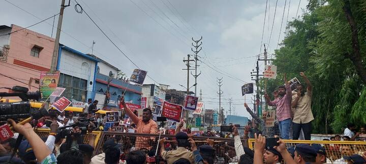 कांग्रेस की ओर से पीसीसी चीफ जीतू पटवारी, पूर्व सीएम दिग्विजय सिंह, नेता प्रतिपक्ष उमंग सिंघार सहित अनेक विधायक और कार्यकर्ता धरने पर बैठे हुए हैं.