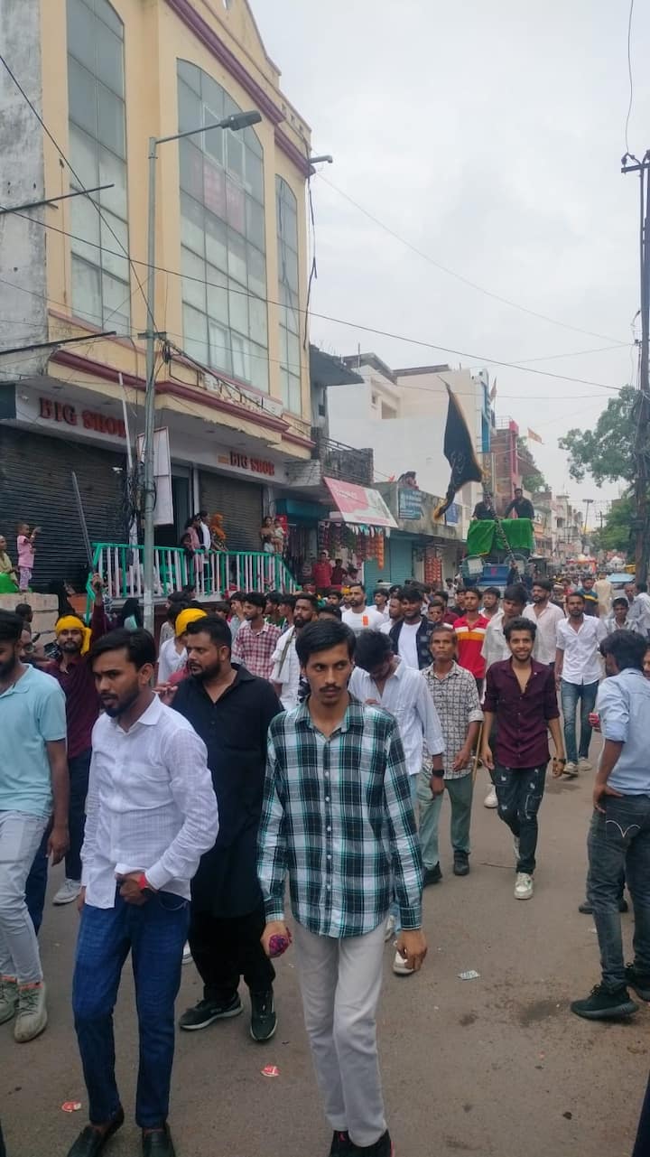 गोरखपुर के अलग-अलग मोहल्लों में दसवीं मोहर्रम पर ताजिया का जुलूस निकला और उन्हें कर्बला में सुपुर्द-ए-खाक किया गया. खास तौर से इमाम हुसैन व उनके जानिसारों के इसाले सवाब के लिए मस्जिद, इमाम चौकों व घरों में कुरान ख्वानी, फातिहा ख्वानी व दुआ ख्वानी हुई.