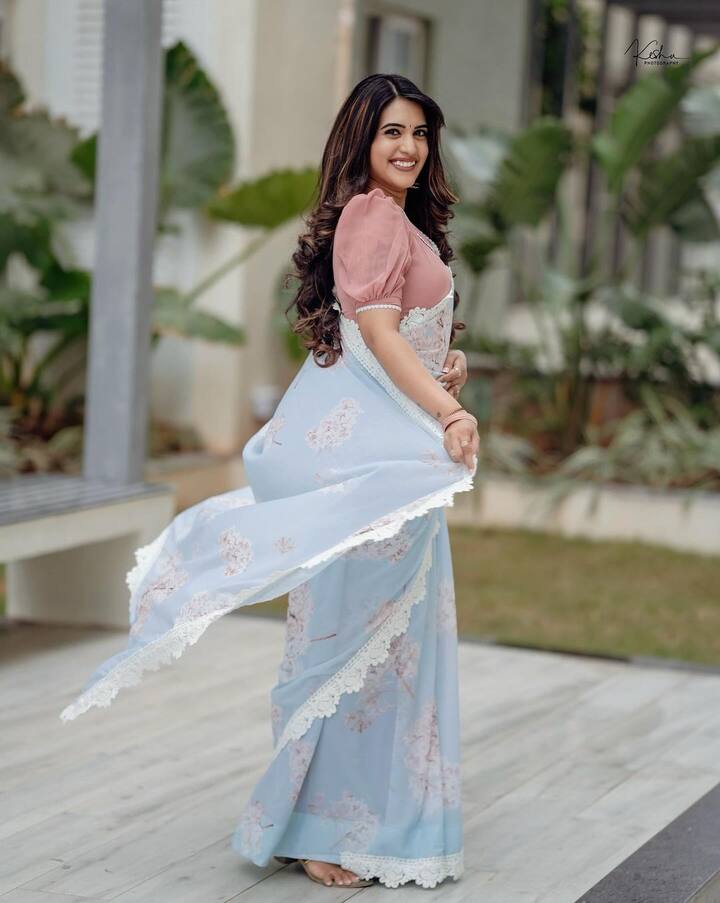 తాజాగా డిజైనర్ శారీ ధరించి ఫోటోలకు ఫోజులిచ్చింది. Photo Credit: ravanthi_chokarapu/Instagram