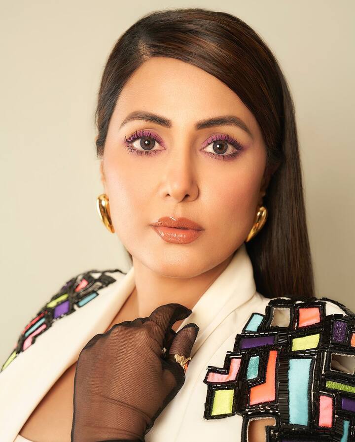 ब्रेस्ट कैंसर से जंग लड़ रहीं टीवी एक्ट्रेस हिना खान ने इस बीमारी के इलाज के लिए अपने बाल भी कटवा लिए थे. एक्ट्रेस ने सोशल मीडिया पर इसकी वीडियो खुद शेयर की थी और हंसते-हंसते खुद के बालों पर कैंची चला दी थी.