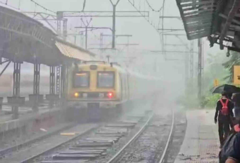 Mumbai Rain News Heavy rains in Mumbai impact on railway traffic मुंबईत पावसाचा जोर वाढला, रेल्वे वाहतुकीवर परिणाम, जाणून घ्या सध्याची स्थिती काय?