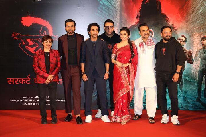 'स्त्री 2' के ट्रेलर लॉन्च में फिल्म की पूरी स्टार कास्ट एक साथ पोज देती दिखीं.