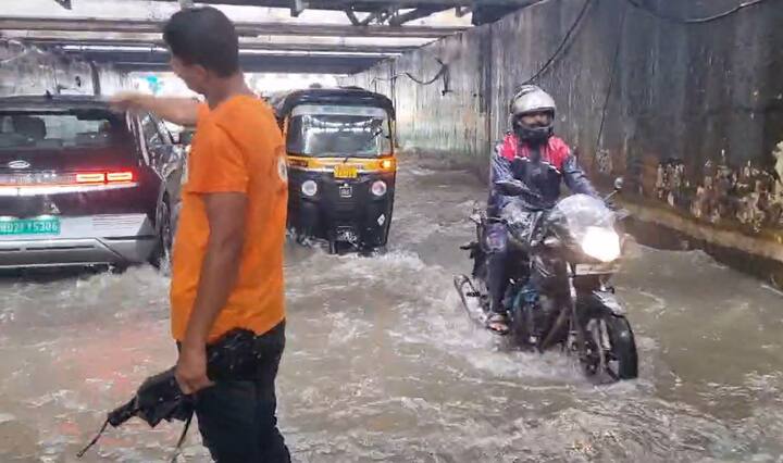 मुंबईत सध्या जोरदार पाऊस सुरु आहे. अंधेरी सबवे खाली दोन ते अडीच फूट पामी साचलं आहे. त्यामुळं वाहतूक बंद करण्यात आली आहे.