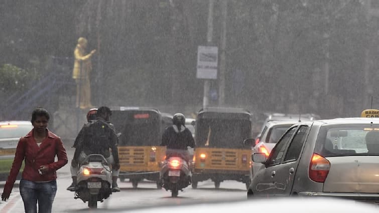 Mumbai Rains Air services Mumbai Airport affected due to heavy rains CM Eknath Shinde alerted officials मुंबई में भारी बारिश से हवाई सेवा प्रभावित, मौसम को लेकर CM शिंदे ने अधिकारियों को किया अलर्ट